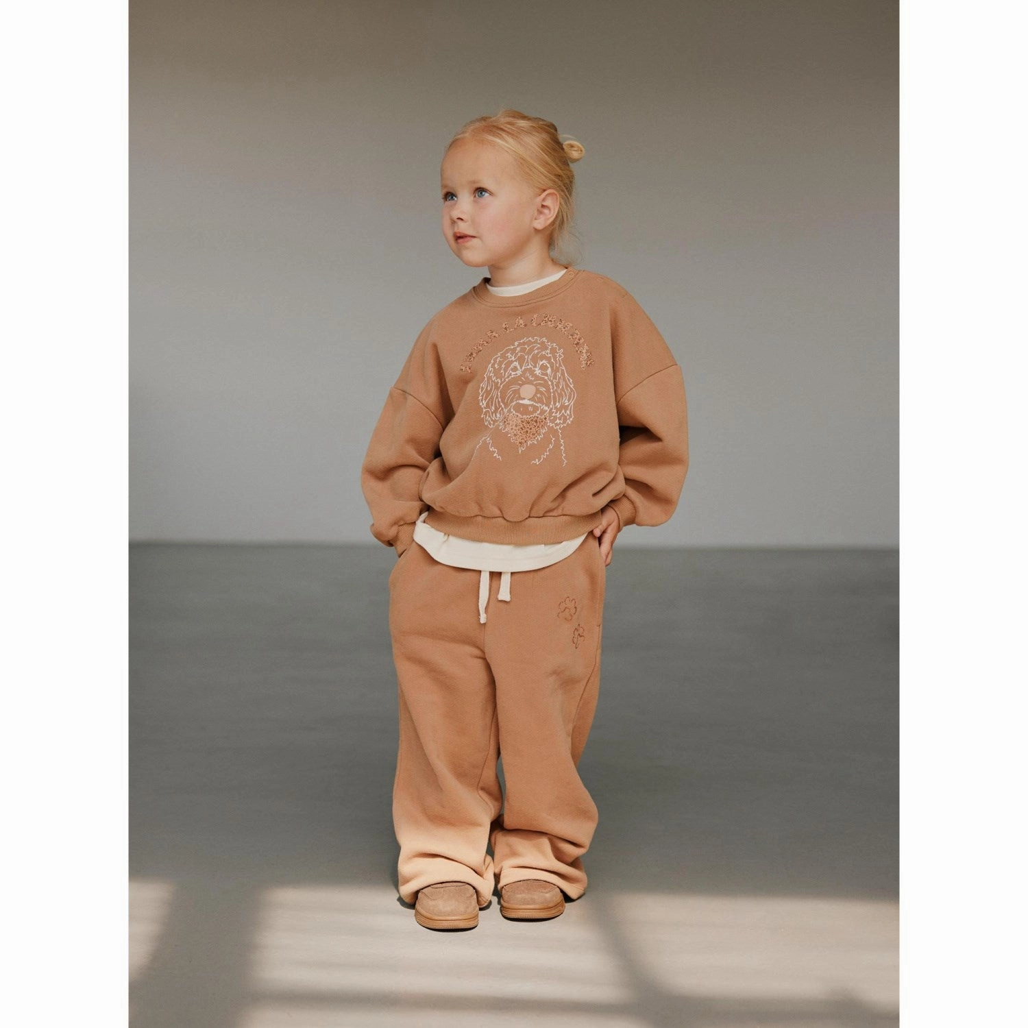 Versatile Outfit SoftTouch Texture Sofie Schnoor Cashew Brown Sweatpants