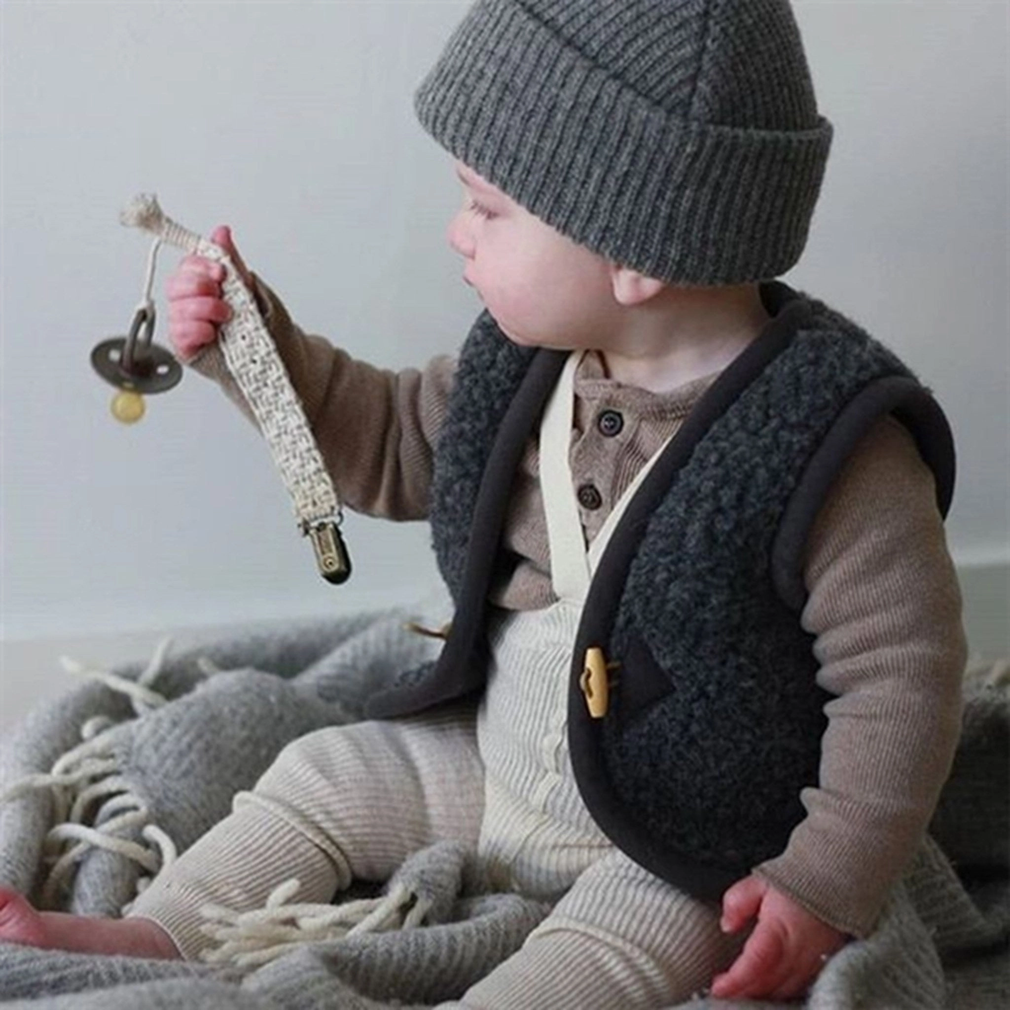 Alwero Vest Alpen Junior Antracit Noise Free Movement Ergonomic Design