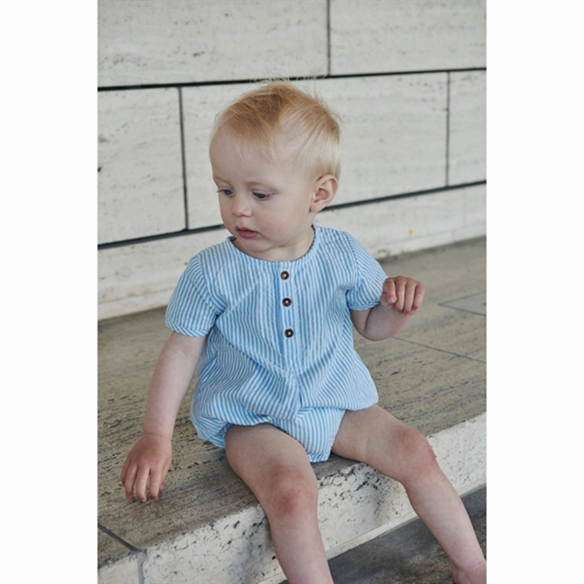 Indoor Sharp Copenhagen Colors Sky Blue W Cream Stripe Seersucker Romper m. sleeves