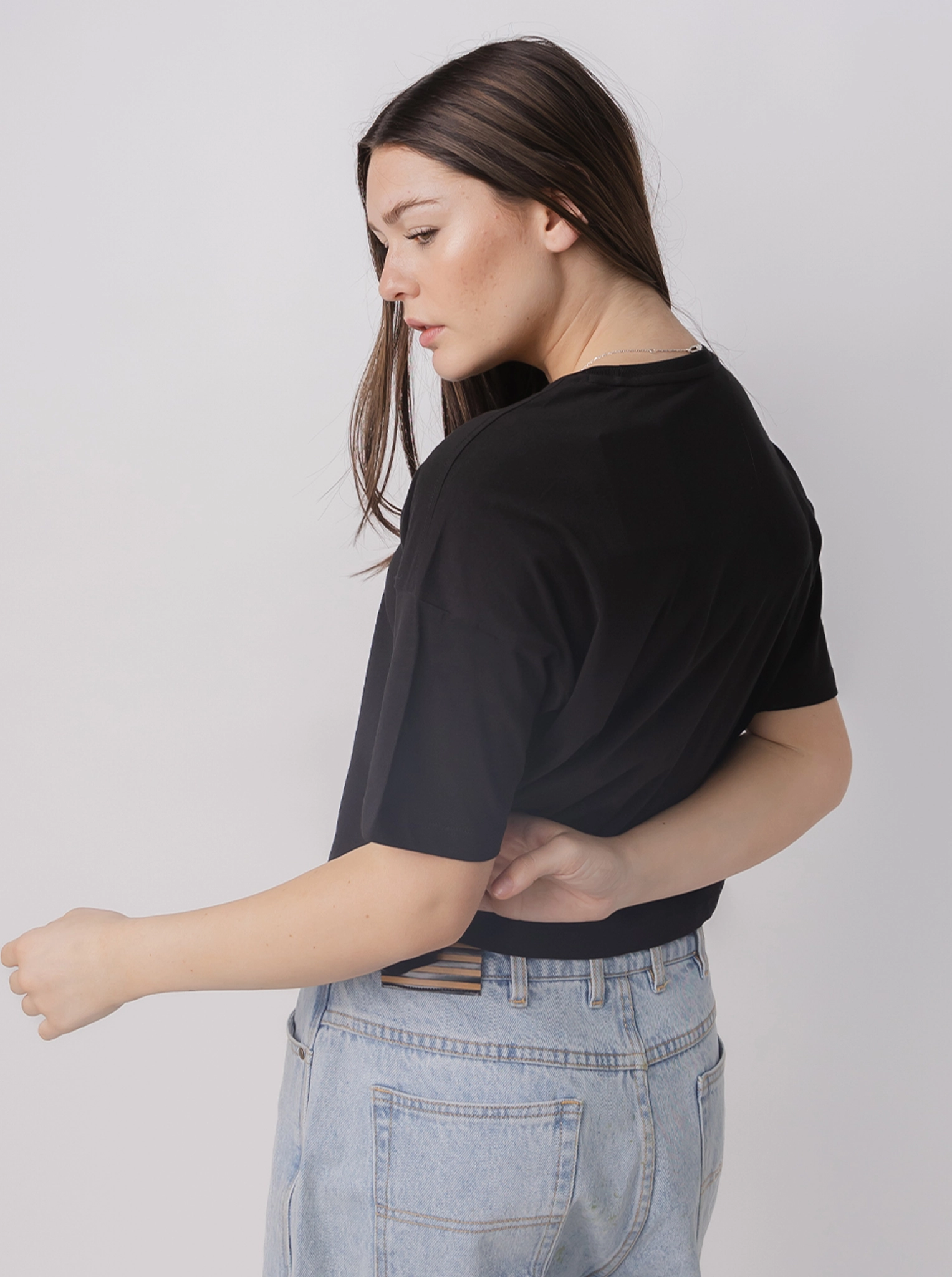 Comfort and Fit Light Breeze Essential Cropped Logo Tee