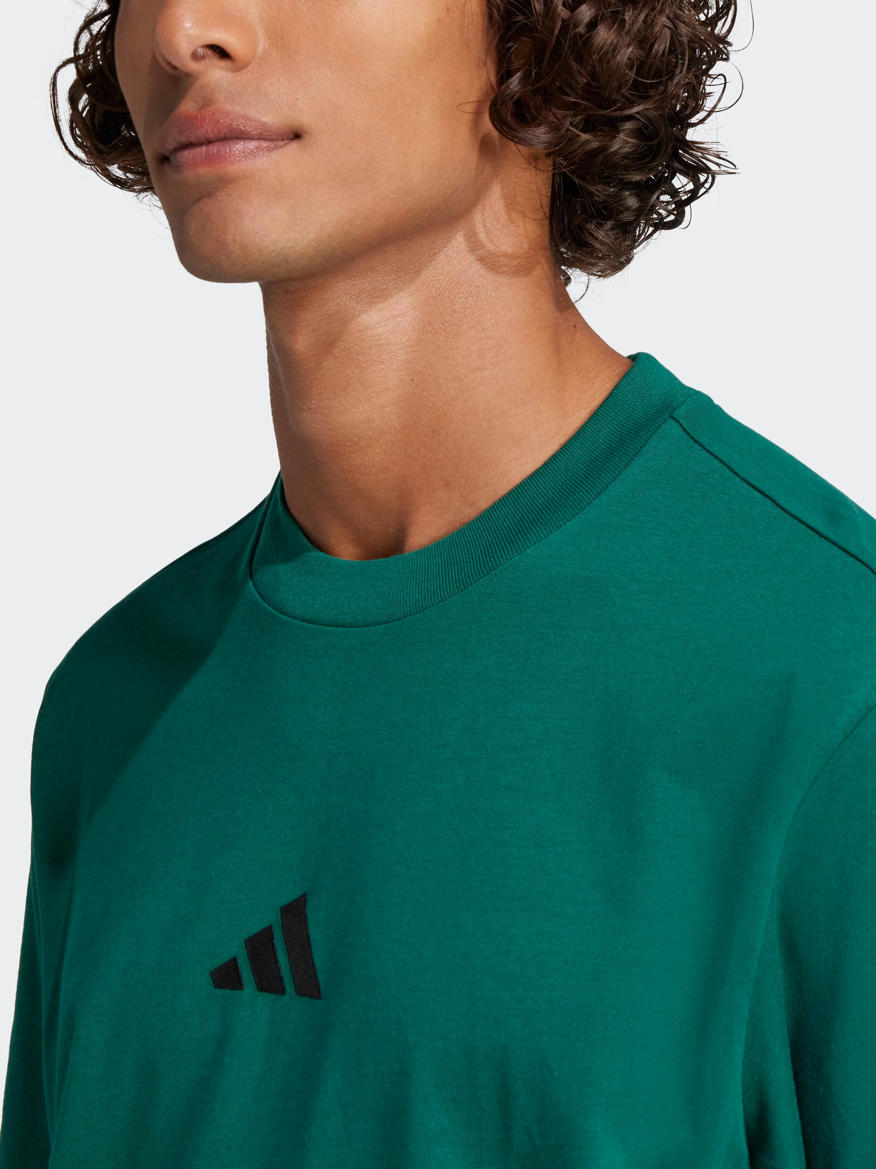 Essentials Small Logo Single Jersey T-Shirt Breathable fabric Weekend Trend