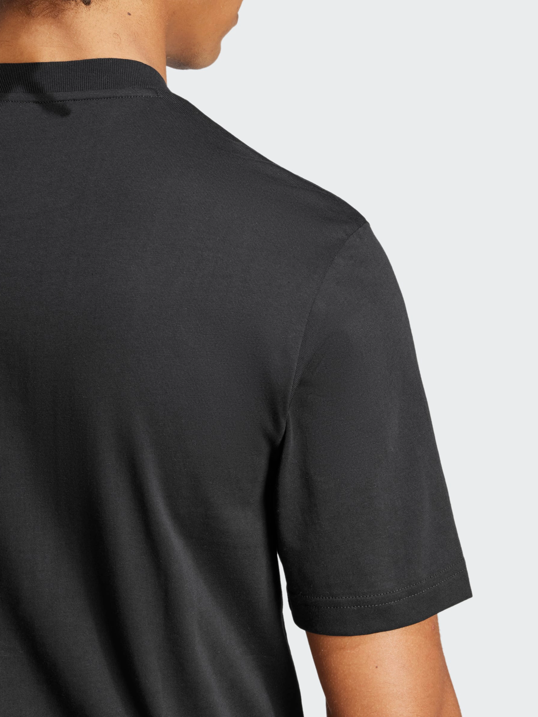 Standard Body Fit Layered Wear Essentials Small Logo Single Jersey T-Shirt