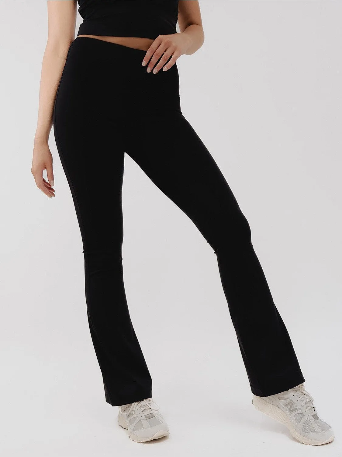 Flared Taylor Tight In Black Elegant Look