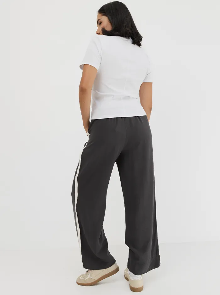 FadeResistantTreatment Weekender Pant In Pepper