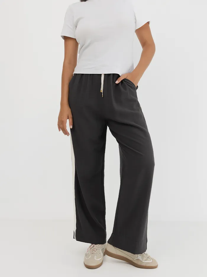 Multi Panel Construction Weekender Pant In Pepper