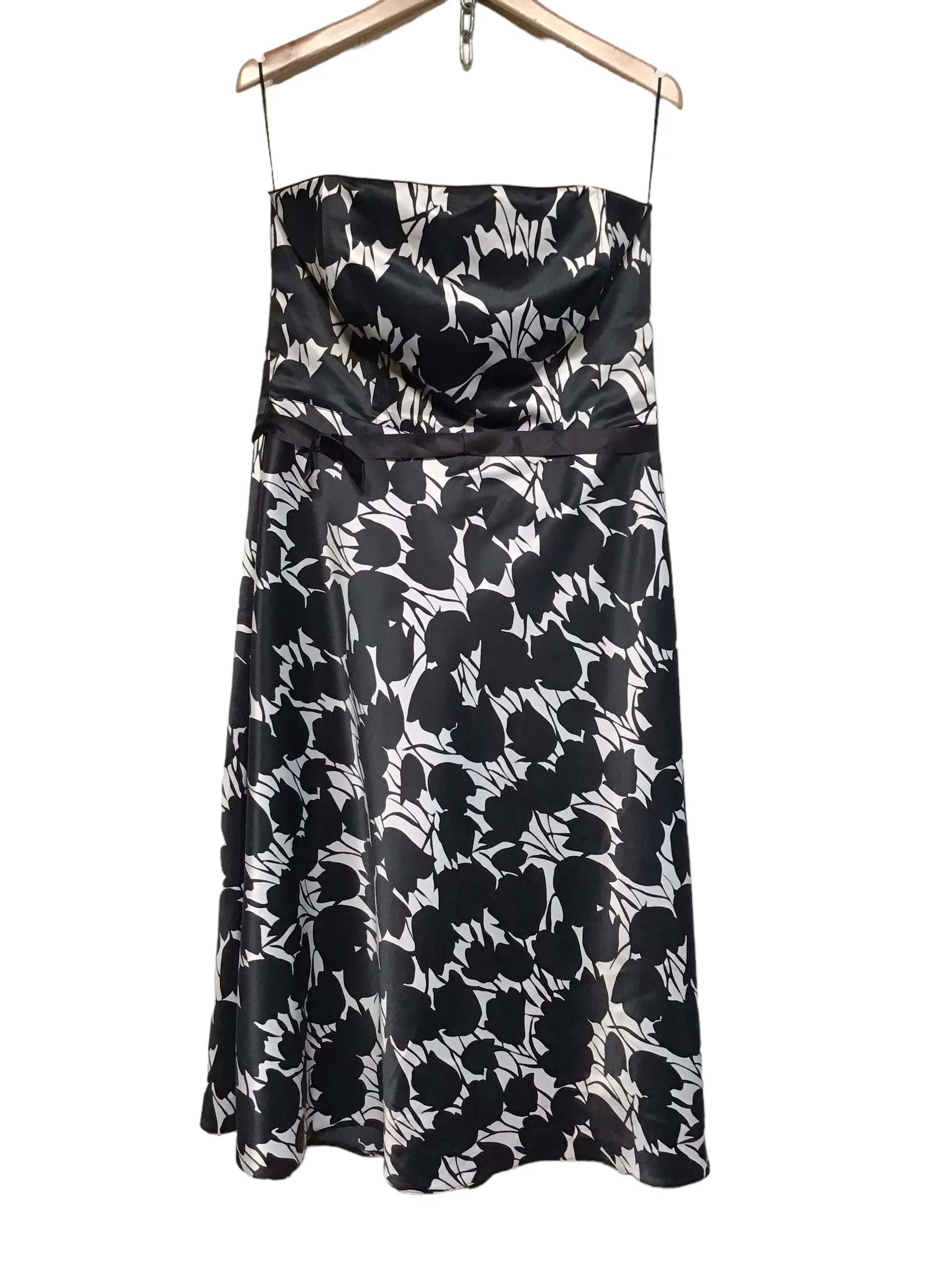 LBD Bandeau Dress (Size (XL) Flowing Lines