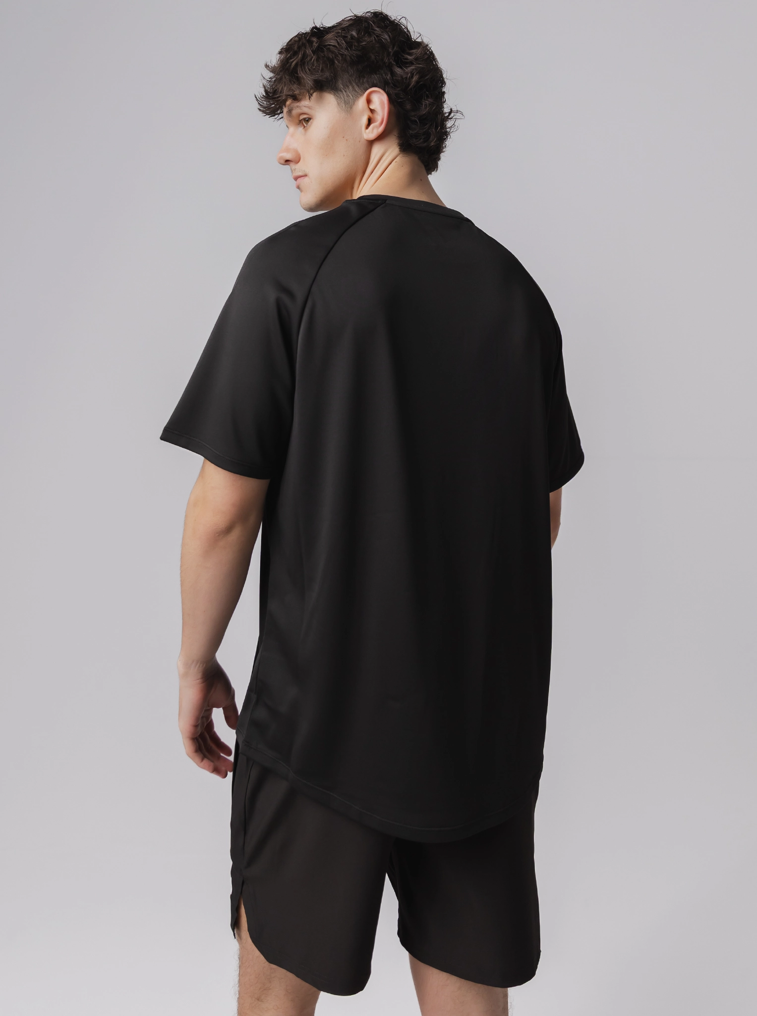 Performance Tee in Black timeless