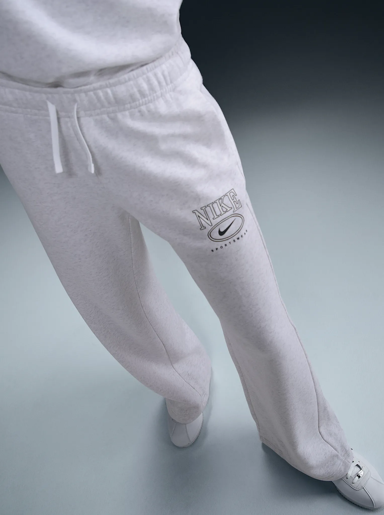 Sportswear Club Fleece Mid-Rise Wide-Leg Graphic Pants Lightweight Flex