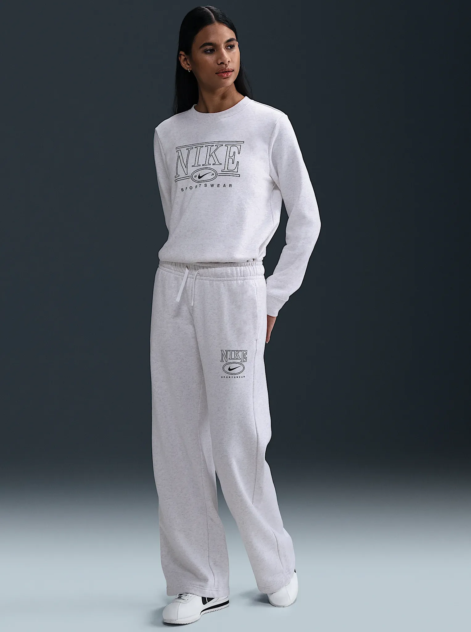 Sportswear Club Fleece Mid-Rise Wide-Leg Graphic Pants Relaxed Fit