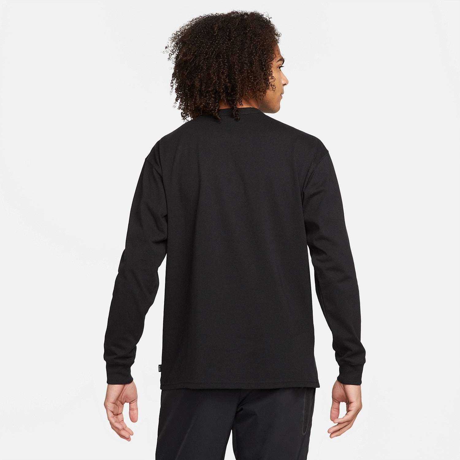 Comfortable and stylish Sportswear Premium Essentials Long-Sleeve Tee