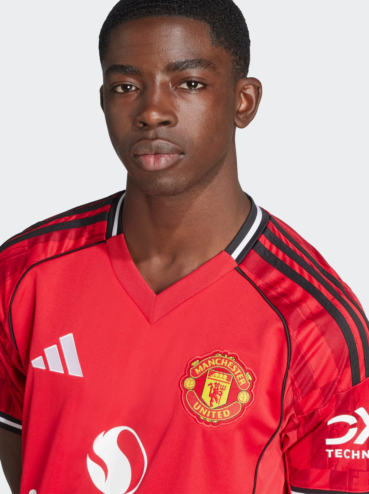 Manchester United 25/26 Home Jersey Travel Trend Look