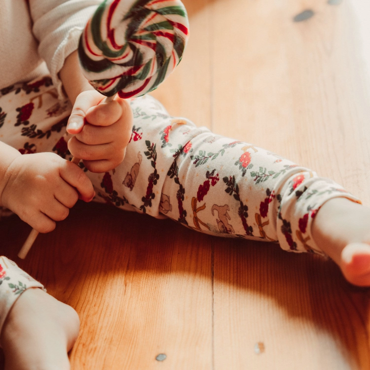 Sweat Resistant Material Modern Cut That's Mine Christmas Wreath Elois Leggings