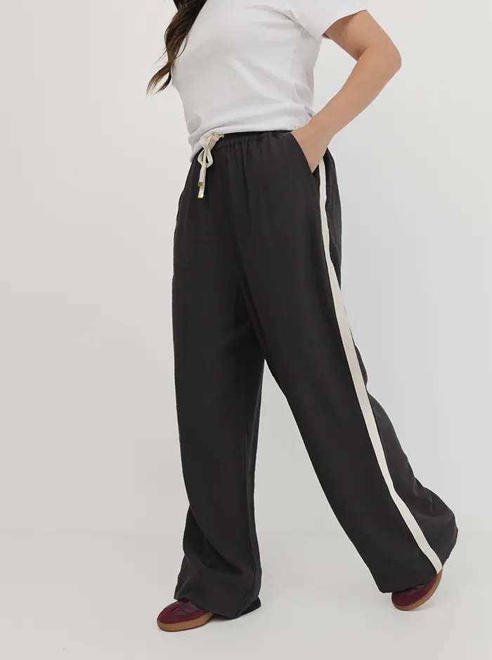 Weekender Pant Longline In Pepper Quick drying material