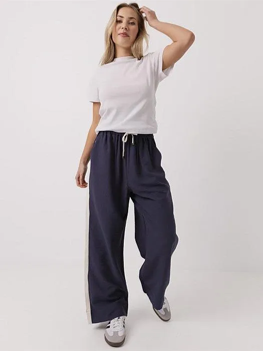 Relaxed Comfort Wear Weekender Pants in Midnight
